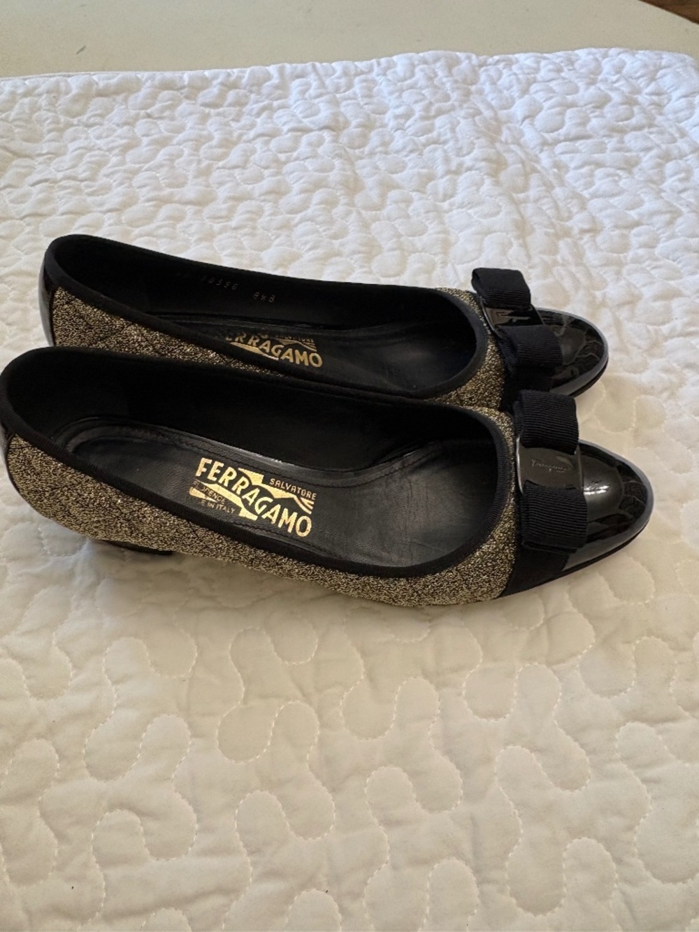 FERRAGAMO Vara Logo Black Bow Quilted Gold Shimmer Block Heel Pumps 8.5 B